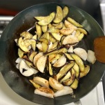 ナスと長芋を炒める