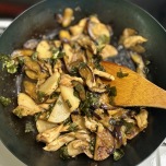 材料を炒め合わせる