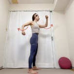脚を肩幅程度に開き、肘を曲げて前後に振るエクササイズ
