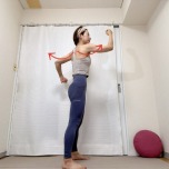 脚を肩幅に開いて立ち、肘を曲げて肩甲骨から腕を大きく前後に振るエクさサイズ