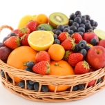 カゴに盛られたさまざまな果物