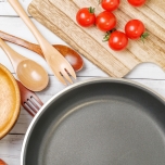 キッチンに広げられた調理器具やフライパンとミニトマト