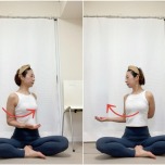 左手のひらっを上にして肘を曲げ、右手を背中にまわっして左肘を掴んで上体を左右に捻るエクササイズ