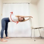 椅子の背もたれに手を置き、背中を伸ばしたまま、上半身を左右に捻るストレッチ