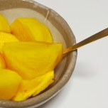 皮をむいて皿に盛った柿