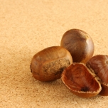 皮付きの栗とむかれた栗