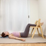 椅子に両脚を乗せて行うシャヴァ