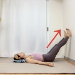 両脚を壁に上げて行うシャヴァーサナ