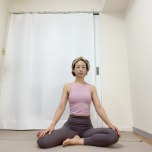 右脚をM是、左氏を後ろにした横座りの体勢