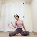 右脚を前にした横座りから左肘を曲げ、体側に引き寄せた体勢