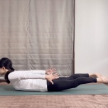 バッタのポーズ