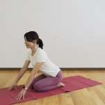 足の付け根ストレッチ①