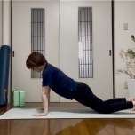 膝つきプランク