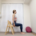 姿勢を整え、椅子に浅めに座った体勢