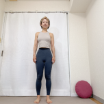 足を楽な幅に開いて立った体勢
