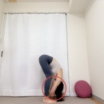 立って上体を前に倒し、肘を抱えて前屈した体勢