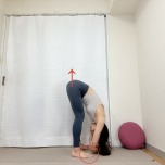 お尻の位置を少し高く保ち、重心をつま先側に乗せて行う立位前屈ストレッチ