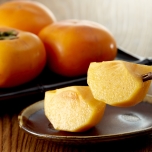 皮付きの柿とカットされた柿