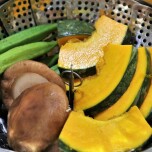 ボウルに入った薄切りのかぼちゃ