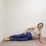 肩の下に右肘をつき、右側を下にして横になった体勢