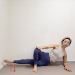 右肘を床に下し、左脚を前に出して右脚を伸ばした横向きの体勢から右脚を床から浮かせる内転筋エクササイズ