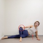 右肘を肩の下の床に下し、右側を下にして横になり、左膝を曲げ、右脚の前に出した体勢