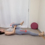 仰向けで寝て片方の膝をかかえて胸に寄せるストレッチ