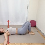 膝を立て、両手を肩の高さで開いた仰向けの体勢