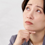 への字口の女性