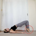 両膝を曲げた仰向けでお尻を持ち上げた橋のポーズから両方のかかとを浮かせた体勢