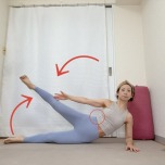 右を下にした横向き寝から、左脚と左手をタッチして左脇腹を縮めて絞るエクササイズ