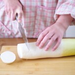 大根を切っている様子