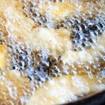 油で揚げられているかぼちゃ