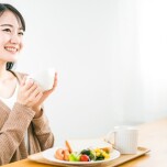 スープを飲む女性