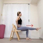 椅子に座り、左脚を床と並行に伸ばした体勢