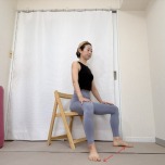 脚を肩幅より広めに開き、椅子に座った体勢