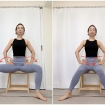 脚を肩幅より広めに開いて椅子に座り、太腿の付け根から内側外側に脚を動かして股関節をほぐすエクササイズ