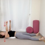 丸めたバスタオルを肩甲骨の下にセットした仰向けから両手を天井に伸ばしたまま肩甲骨をタオルに沈めた体勢