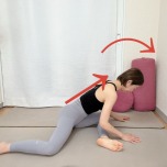 左脚を前、右脚を後ろにして、膝を90度に曲げて座り、背中を伸ばして上体を前に傾けた体勢