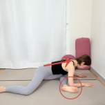 左脚を前、右脚を後ろにして、膝を90度に曲げて座り、背中を伸ばして上体を前に傾け、肘を床について深めるお尻のストレッチ