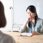 仕事中に眠そうにしている人