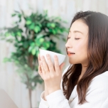 飲み物を飲む女性