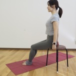 オフィス:椅子ストレッチ①