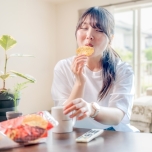 おやつを食べる女性