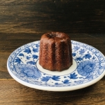 お皿に乗せたカヌレ