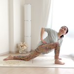 三日月のねじりのポーズ