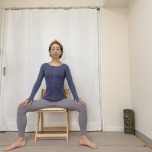 足を大きく開いて椅子に座った体勢