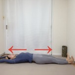 あおむけて両手をバンザイしてお腹を伸ばすストレッチ