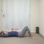 両手をバンザイして膝を立てた仰向けの体勢