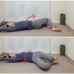 両手をバンザイして膝を立てた仰向けから膝を左右にパタパタ倒すお腹のストレッチ